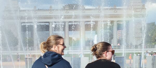 Gorki Parkı ziyaretçileri fiskiyenin yanında. - Sputnik Türkiye