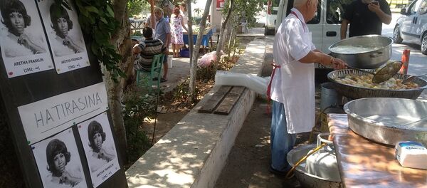 İzmir'de şarkıcı Aretha Franklin için lokma döküldü - Sputnik Türkiye