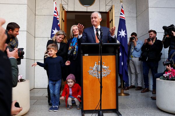 'Parti içi darbeyle' görevini bırakmak durumunda kalan Turnbull ise Canberra'da yaptığı açıklamada, kendi partisindeki artan göçmen karşıtlığına da gönderme yaparak şunları söyledi: Dünyadaki en başarılı çok kültürlü toplum biziz ve bunun her zaman en büyük özelliklerimizden biri olduğunu savundum. Irkçılık ya da Avustralyalıları karşı karşıya getirme politikasının, politik kültürümüzün bir parçası olmasına asla izin vermemeliyiz.  - Sputnik Türkiye