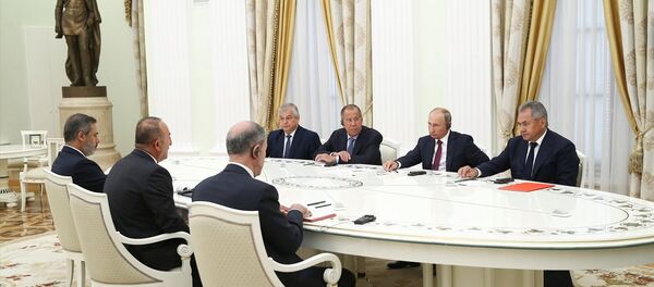 Putin: Rusya ile Türkiye, Suriye krizini çözmek için derin ekonomik işbirliği yapabilir - Sputnik Türkiye