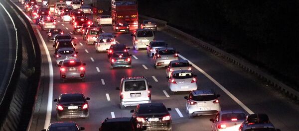 Kurban Bayramı tatilini İstanbul dışında geçiren vatandaşların eve dönüş yolculuğu nedeniyle Anadolu Otoyolu'nun Sakarya kesiminde trafik yoğunluğu yaşanıyor. - Sputnik Türkiye