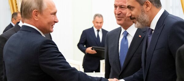 Rusya Devlet Başkanı Vladimir Putin, Kremlin'de Dışişleri Bakanı Mevlüt Çavuşoğlu, Savunma Bakanı Hulusi Akar ve Milli İstihbarat Teşkilatı (MİT) Müsteşarı Hakan Fidan'ı ağırladı. (24.08.2018) - Sputnik Türkiye