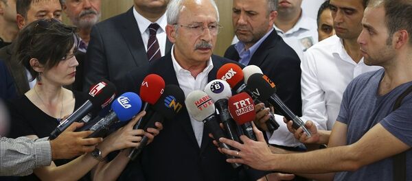 Ankara'da Çankaya Pir Sultan Abdal Cemevi'nde gazeteci Baki Özilhan'ın cenazesine katılan CHP Genel Başkanı Kemal Kılıçdaroğlu, basına açıklamalarda bulundu. - Sputnik Türkiye