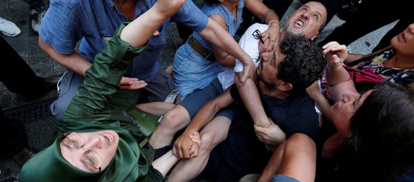 Cumartesi Anneleri 700. hafta eyleminde Arat Dink'in (sağda siyah tişörtlü) gözaltına alınmasını engelleme çabası - Sputnik Türkiye