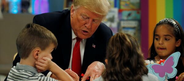 Donald Trump eşiyle birlikte Columbus/Ohio'daki çocuk hastanesini ziyaret edip çocuklarla kaynaştı. - Sputnik Türkiye