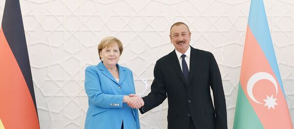 Almanya Başbakanı Angela Merkel, resmi temaslarda bulunmak üzere geldiği Bakü'de , Azerbaycan Cumhurbaşkanı İlham Aliyev ile görüştü. - Sputnik Türkiye