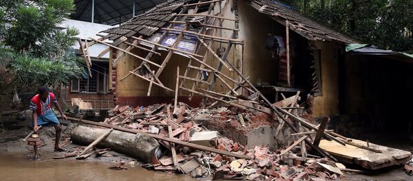 Kerala'da selin yıktığı bir ev Kerala'da selin yıktığı bir ev - Sputnik Türkiye