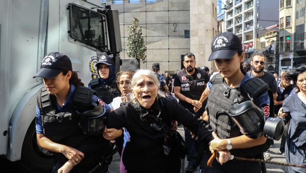 Cumartesi Anneleri 700. oturma eylemine polis müdahalesi - Sputnik Türkiye