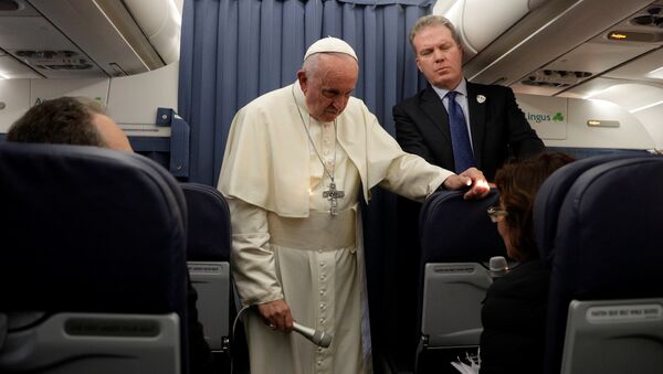Papa Francis, Dublin'den Roma'ya dönerken uçakta gazetecilerin sorularını yanıtladı. - Sputnik Türkiye