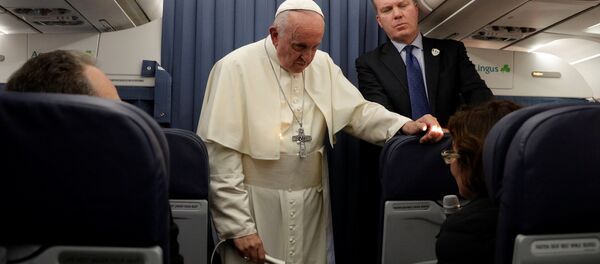 Papa Francis, Dublin'den Roma'ya dönerken uçakta gazetecilerin sorularını yanıtladı. - Sputnik Türkiye