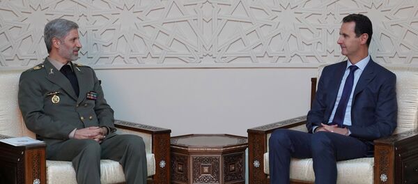 İran Savunma Bakanı Emir Hatemi ve Suriye Devlet Başkanı Beşar Esad - Sputnik Türkiye