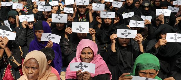 Arakan Müslümanlarının Myanmar'dan Bangladeş'e kaçışının yıldönümünde Kutupalong sığınmacı kapındaki kadınlar hak, adalet ve eve geri dönüş istediklerine dair kartlarla eylem yaptı. Arakan Müslümanlarının Myanmar'dan Bangladeş'e kaçışının yıldönümünde Kutupalong sığınmacı kapındaki kadınlar hak, adalet ve eve geri dönüş istediklerine dair kartlarla eylem yaptı. - Sputnik Türkiye