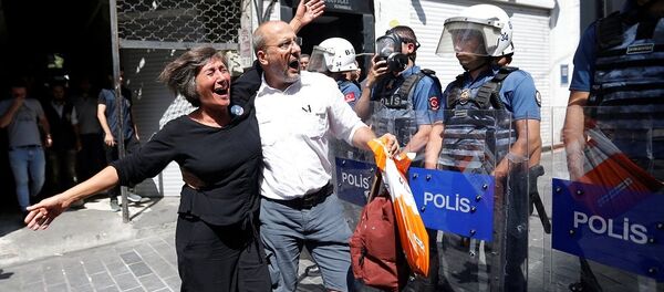 Ahmet Şık, Cumartesi Anneleri eylemi - Sputnik Türkiye