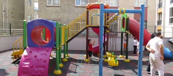 Parkta oynayan çocuklara 'Sessiz olun' kurşunu - Sputnik Türkiye