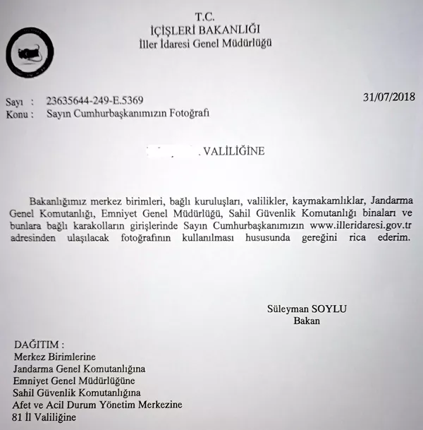 31 Temmuz'da yayımlanan genelge sonrasında, kaymakamlıklar, valilikler, emniyet müdürlükleri ve karakollarda, Cumhurbaşkanı Erdoğan'ın portresini asma hazırlıkları yapılıyor. 31 Temmuz'da yayımlanan genelge sonrasında, kaymakamlıklar, valilikler, emniyet müdürlükleri ve karakollarda, Cumhurbaşkanı Erdoğan'ın portresini asma hazırlıkları yapılıyor. - Sputnik Türkiye