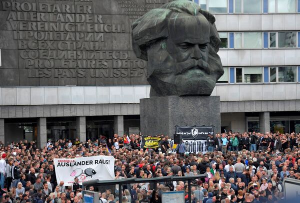 Karl Marx'ın heykelinin etrafında toplanan aşırı sağ gruplar - Sputnik Türkiye