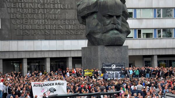 Karl Marx'ın heykelinin etrafında toplanan aşırı sağ gruplar - Sputnik Türkiye
