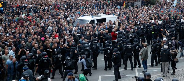 Almanya'nın doğusunda tansiyon yüksek: Aşırı sağcı ve sol gruplar karşı karşıya - Sputnik Türkiye