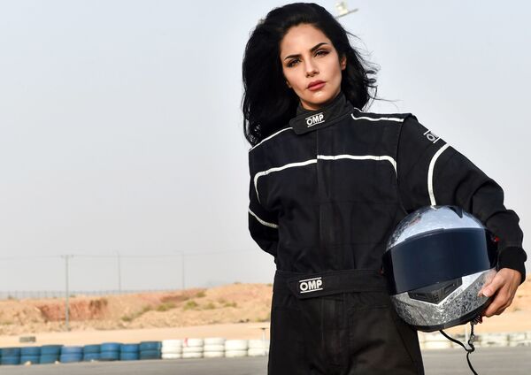 Suudi Arabistan'lı kadın otomobil yarışçısı - Sputnik Türkiye