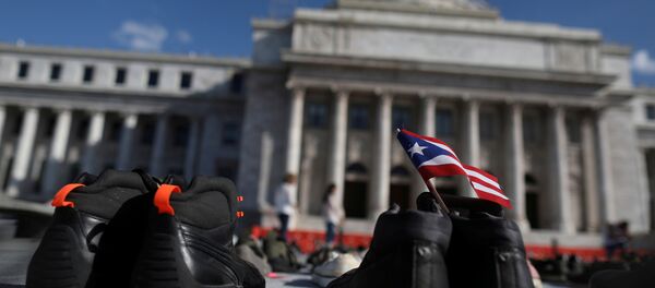 Porto Riko'nun başkenti San Juan'da  Maria Kasırgası'nda ölenleri anmak için hükümet binası önüne konulan ayakkabılar - Sputnik Türkiye