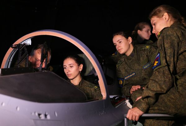 Rus ordusunda görev alan kadınlar - Sputnik Türkiye
