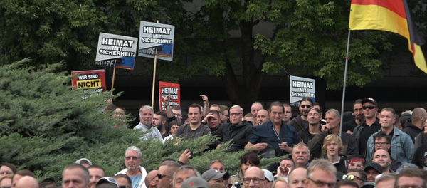 Teilnehmer der Kundgebung in Chemnitz - Sputnik Türkiye