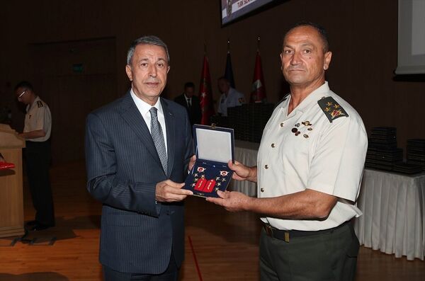 Akar, Yüksek Askeri Şura kararları kapsamında orgeneralliğe terfi eden 2. Ordu Komutanı Korgeneral Metin Temel'in rütbe işaretlerini verdi. Akar, Yüksek Askeri Şura kararları kapsamında orgeneralliğe terfi eden 2. Ordu Komutanı Korgeneral Metin Temel'in rütbe işaretlerini verdi. - Sputnik Türkiye