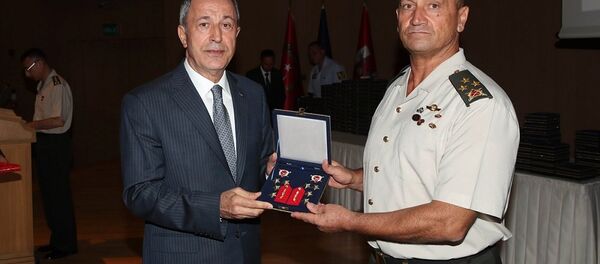 Akar, Yüksek Askeri Şura kararları kapsamında orgeneralliğe terfi eden 2. Ordu Komutanı Korgeneral Metin Temel'in rütbe işaretlerini verdi. - Sputnik Türkiye