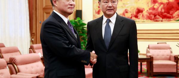 Çin Dışişleri Bakanı Wang Yi- Japonya Dışişleri Bakanı Yardımcısı Takeo Akiba - Sputnik Türkiye