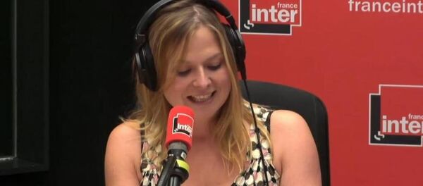 Constance Pittard-Fransız komedyen canlı yayında soyundu Constance Pittard-Fransız komedyen canlı yayında soyundu - Sputnik Türkiye