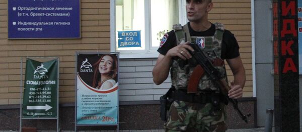 DNR Başkanı Aleksandr Zaharçenko'nun patlama sonucu öldüğü Separ kafe ve çevresindeki binaların etrafı kordona alındı. - Sputnik Türkiye