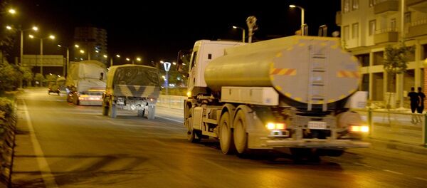 Suriye'deki birliklere takviye amacıyla gönderilen askeri konvoy Kilis'e ulaştı. Kent merkezinden geçen konvoy, Hatay istikametine doğru hareket etti. - Sputnik Türkiye