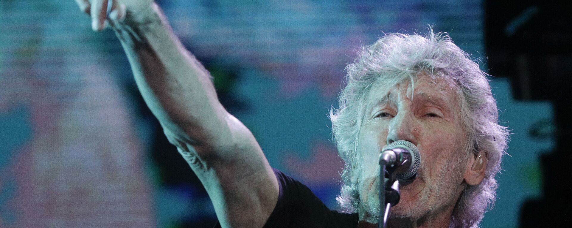 Former member of Pink Floyd, British singer and songwriter Roger Waters performs during his concert of the Us+Them tour in Rome's Circus Maximus, Saturday, July 14, 2018 - Sputnik Türkiye, 1920, 04.03.2019