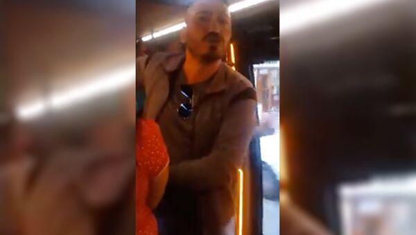 Minibüste darp ve küfüre maruz kalan kadın: Yolcular ‘Başımızı belaya mı sokalım’ diyerek müdahale etmedi - Sputnik Türkiye