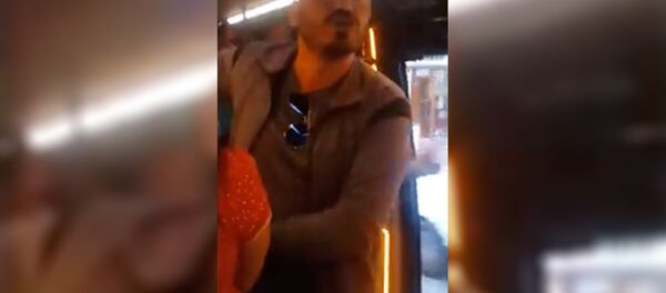 Minibüste darp ve küfüre maruz kalan kadın: Yolcular ‘Başımızı belaya mı sokalım’ diyerek müdahale etmedi - Sputnik Türkiye