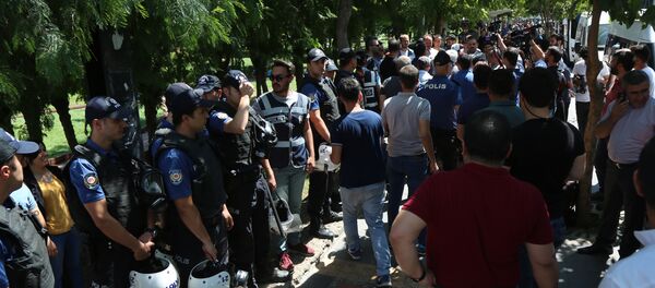 Polis ile HDP'li vekil arasında ‘Seni tanımıyorum' tartışması - Sputnik Türkiye