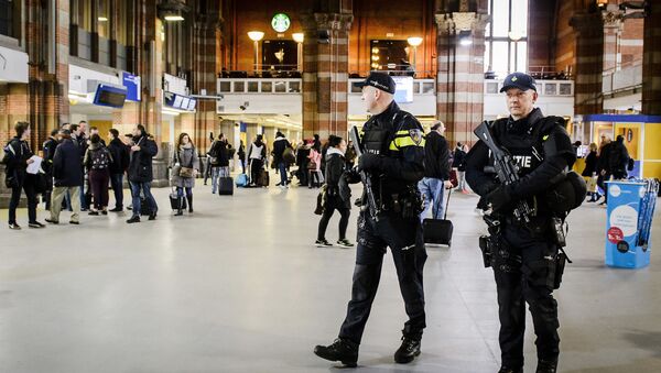 Dutch officers carry out extra patrols at the Central Station in Amsterdam, The Netherlands, 22 March 2016 - Sputnik Türkiye