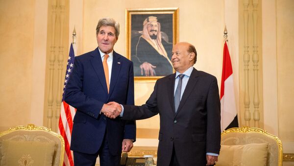 Former US Secretary of State John Kerry, left, shakes hands with President of Yemen Abd Rabbo Mansour Hadi, for photographs, at the Al-Nasarieh Guest Palace in Riyadh, Saudi Arabia - Sputnik Türkiye