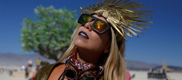 Pili Montilla wears a headdress as approximately 70,000 people from all over the world gathered for the annual Burning Man arts and music festival in the Black Rock Desert of Nevada, U.S. August 29, 2017 - Sputnik Türkiye