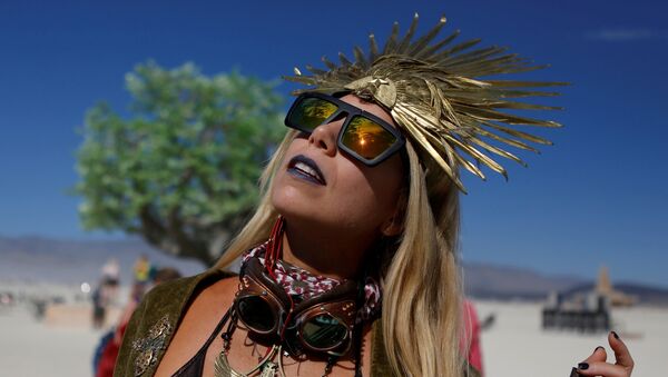 Pili Montilla wears a headdress as approximately 70,000 people from all over the world gathered for the annual Burning Man arts and music festival in the Black Rock Desert of Nevada, U.S. August 29, 2017 - Sputnik Türkiye