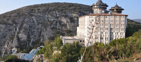 Otele icra geldi, 700 tatilci tahliye edildi Otele icra geldi, 700 tatilci tahliye edildi - Sputnik Türkiye