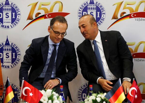 Çavuşoğlu, Zaten ses berbat, şarkı söylesem herkes buradan kaçar gider ama bir enstrüman çalmak halen içimde ukde dedi. - Sputnik Türkiye