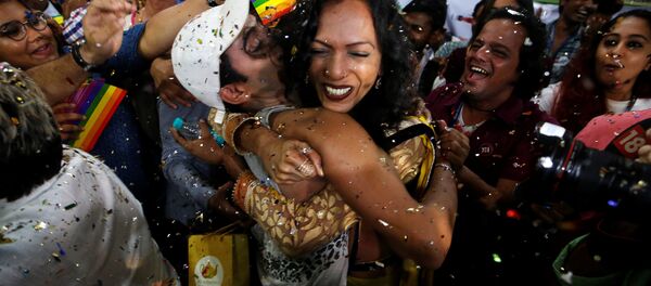 Hindistan Anayasa Mahkemesi'nin eşcinsel ilişkiyi suç olmaktan çıkaran kararını Mumbai'deki LGBT aktivistleri sevinçle karşıladı. - Sputnik Türkiye