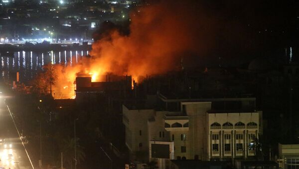 Irak'ın Basra kentinde protestocular çok sayıda binayı ateşe verdi - Sputnik Türkiye