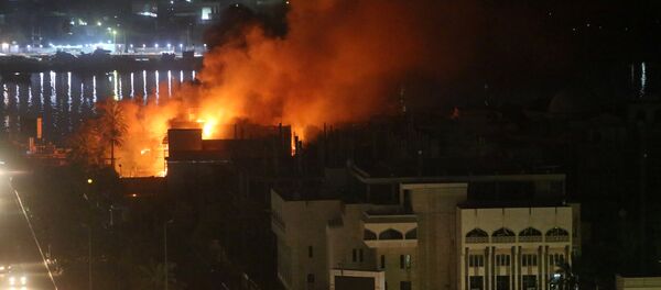 Irak'ın Basra kentinde protestocular çok sayıda binayı ateşe verdi - Sputnik Türkiye