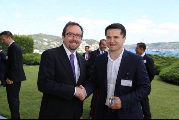 Bayram'ın telefonu üzerinde yapılan incelemede, şüphelinin 2015 yılında eski ABD Büyükelçisi John R. Bass ile fotoğraf çektirdiği belirlendi. - Sputnik Türkiye