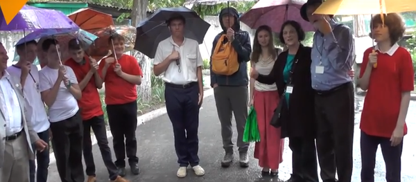 Kırım’a giden ABD’li heyet yetimhane ziyaret etti, ağaç dikti Kırım’a giden ABD’li heyet yetimhane ziyaret etti, ağaç dikti - Sputnik Türkiye