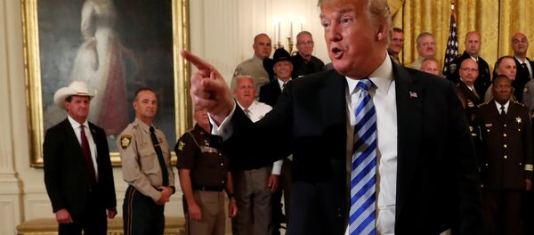 Donald Trump'ın Beyaz Saray'da tüm ülkeden şeriflerle toplantısı Donald Trump'ın Beyaz Saray'da tüm ülkeden şeriflerle toplantısı - Sputnik Türkiye