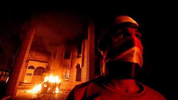 Irak'ın Basra kentindeki protestolarda İran Konsolosluğu ateşe verildi - Sputnik Türkiye