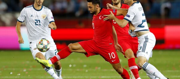 Trabzon'daki Medical Park Arena'da  UEFA Uluslar B Ligi 2. Grup'ta karşı karşıya gelen Türk Milli Takımı'ndan Hakan Çalhanoğlu ve Rus Milli Takımı'ndan Mario Fernandes - Sputnik Türkiye